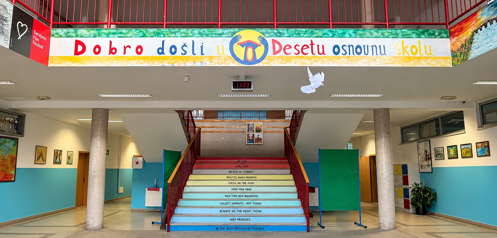 Ulazni hol škole s muralom dobrodošlice